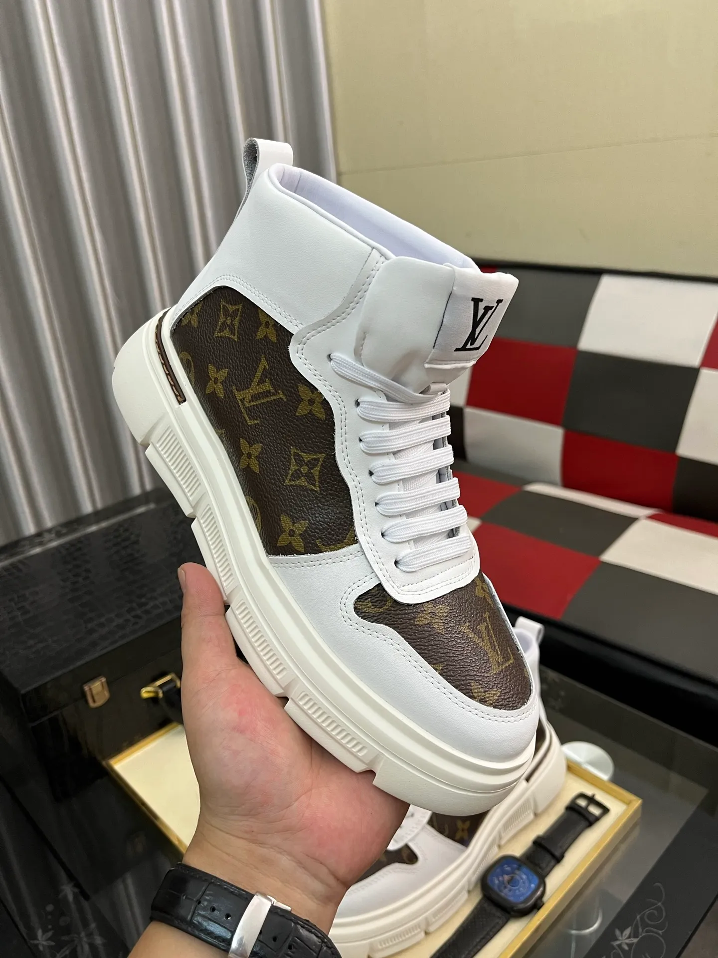 Men's shoes 💰420⌚️⌚️《Louis vuitton/LV Louis Vuitton》original quality.~ Unique modern style sneakers. 🏃A must-have casual shoe for trendy men😍😍 Original brand imported from Italy, imported original leather, cow lining (refuses to discolor and grind feet) Sole: Original sole specially provided by the original factory, French lazy style design Size: 38-442️⃣Colors available